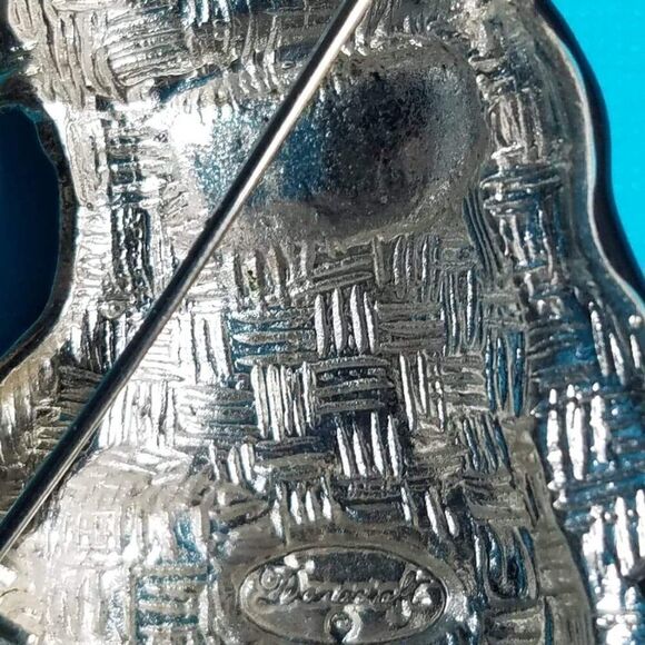 Vintage Danecraft Penguin Pin/Brooch -  Holiday Bling -Signed pin - Picture 2 of 3